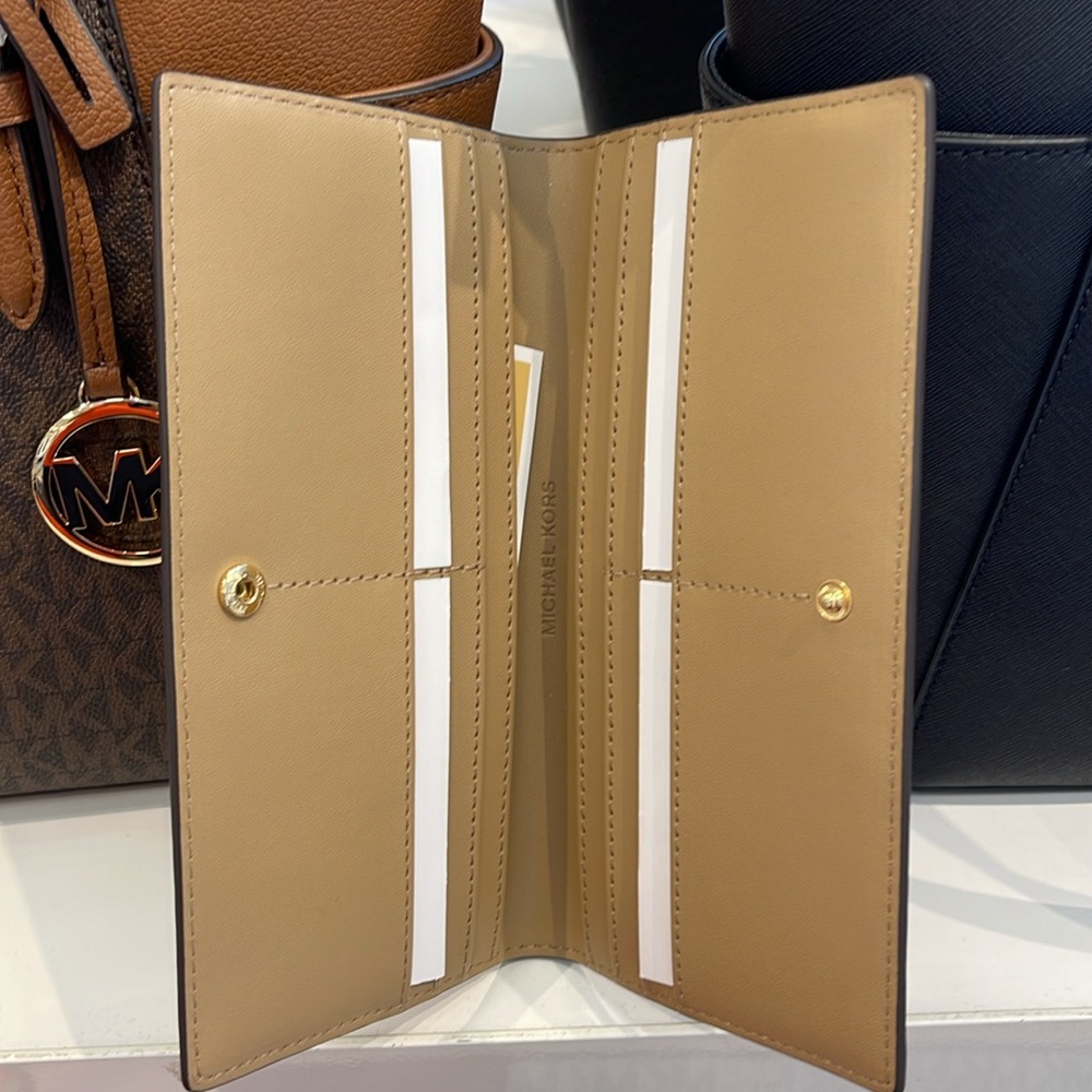Michael Kors Reed Large Bifold Pebbled Leather Snap Wallet Card Case 
Camel 
NWT - Picture 7 of 16